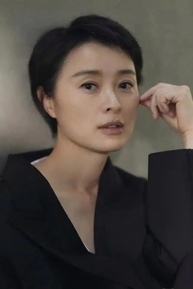 演员吴越说：“我不会结婚了，也不会再去谈恋爱了。不是因为谁把我伤了，也不是对感