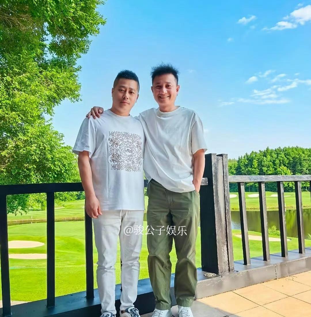 41岁的文章近日在吉林游玩时被偶遇，他穿着白色T恤，军绿色休闲裤，脚穿白色运动鞋