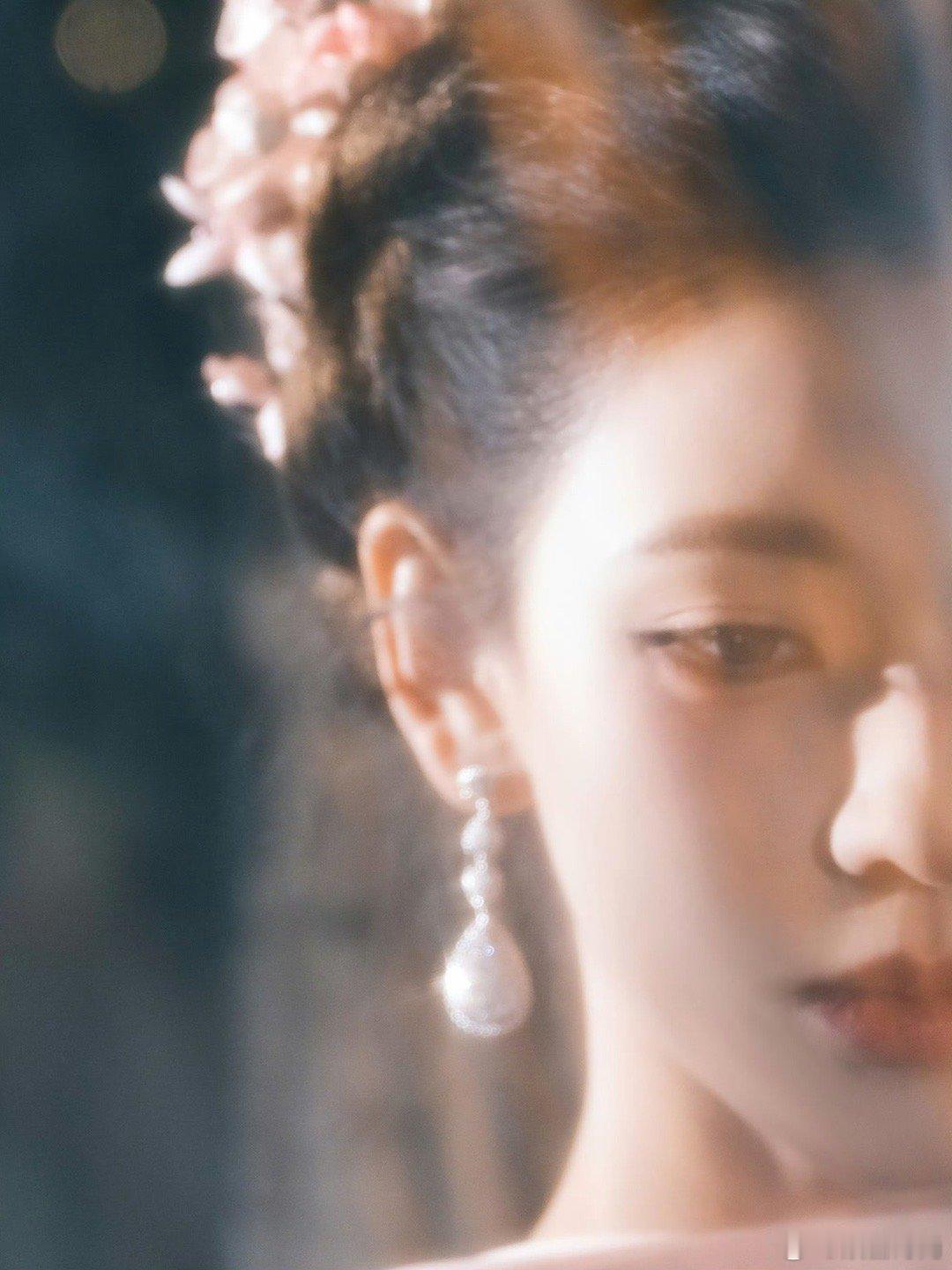 张予曦完全仙女来的薄纱长裙缀满花朵，如晨露中的花瓣般清新。同色系盘发灵动飘逸，