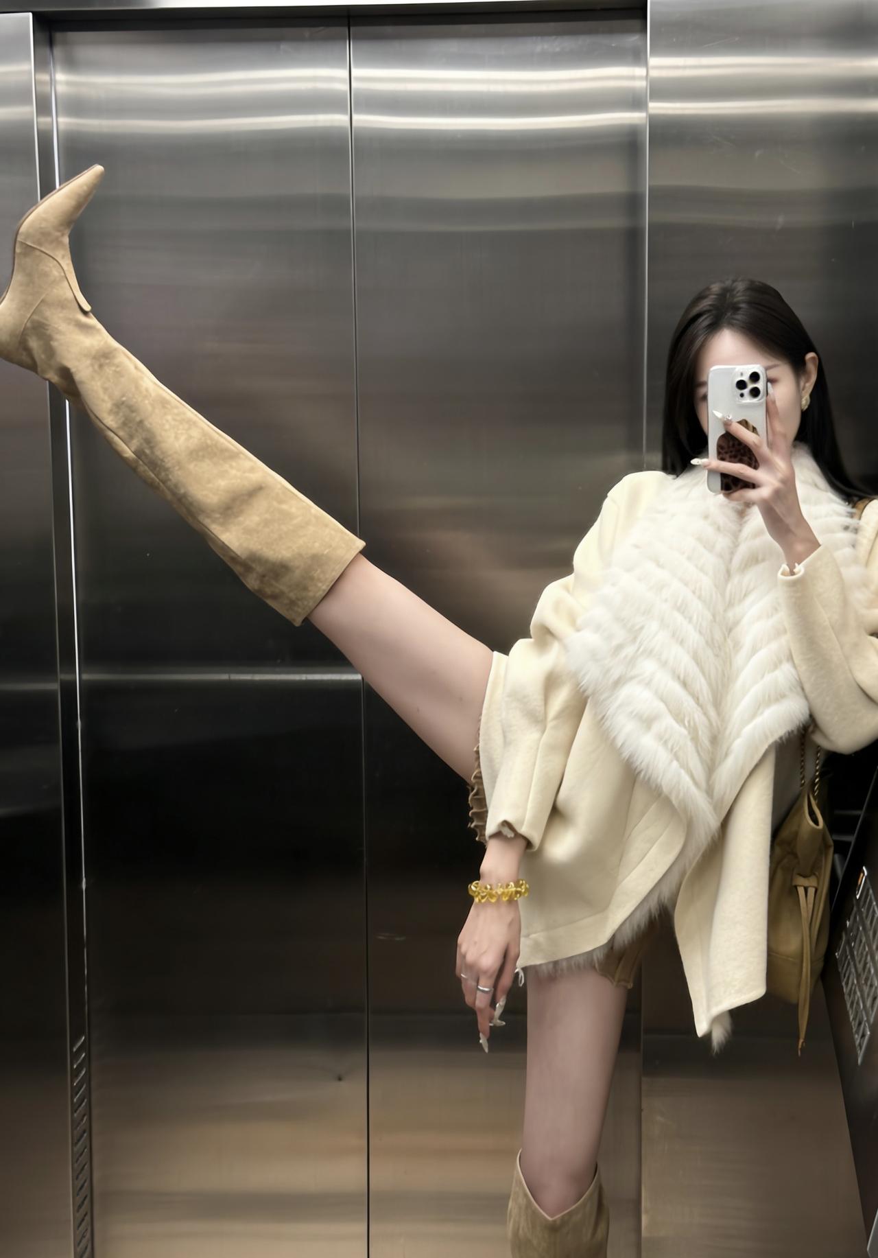 今日穿搭以米白色毛领大衣搭配驼色过膝靴、同色系挎包为主，走轻熟优雅风格。适合的