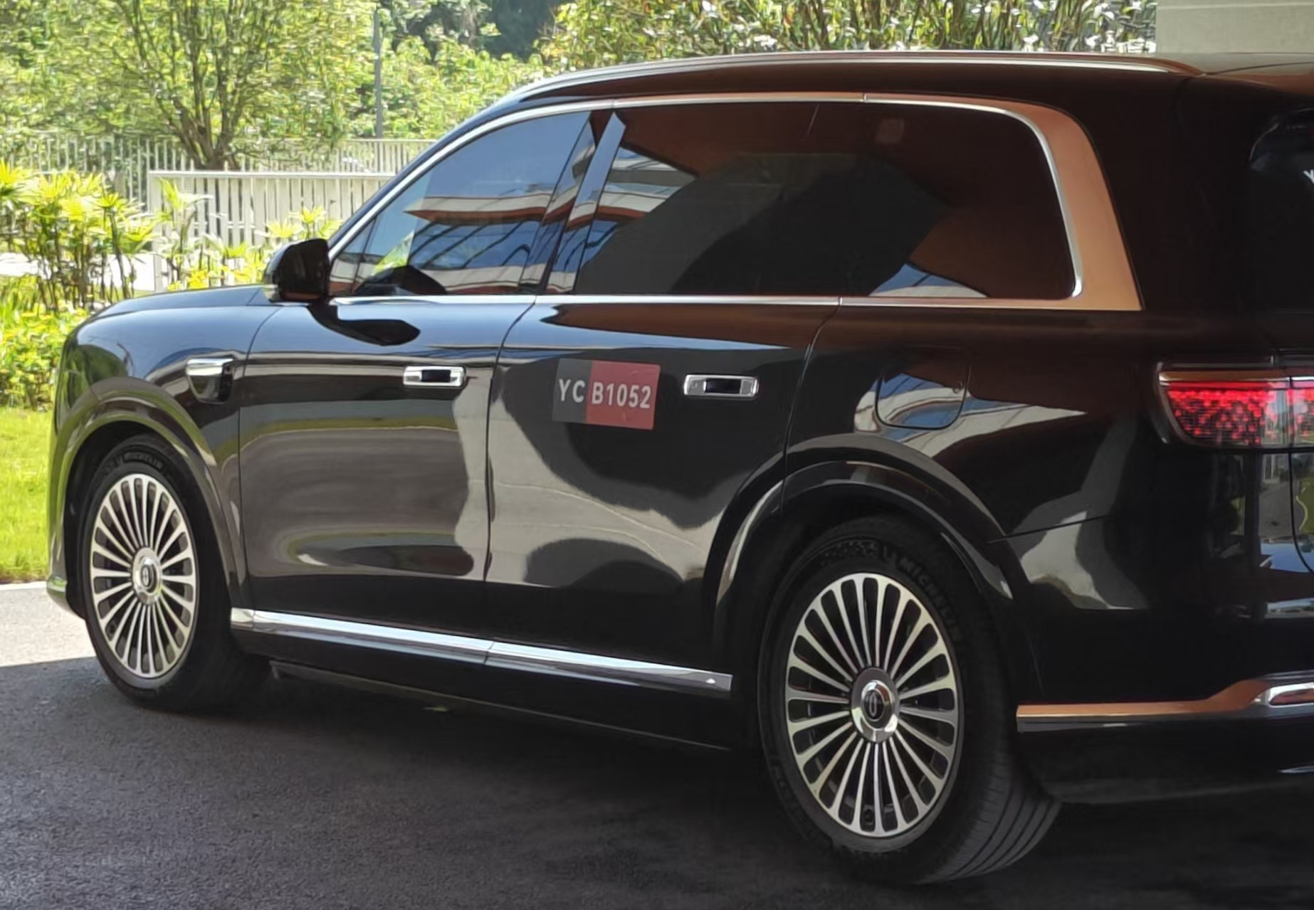 终于等到26款问界M9的无伪装路照！一眼就看到了诚意满满的升级：告别隐藏式门