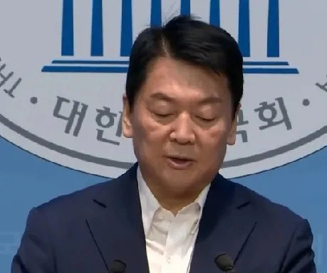 韩国政坛，国民力量党议员安泽秀前段时间刚和委员长兼院内代表闹翻，接着又和准备参加