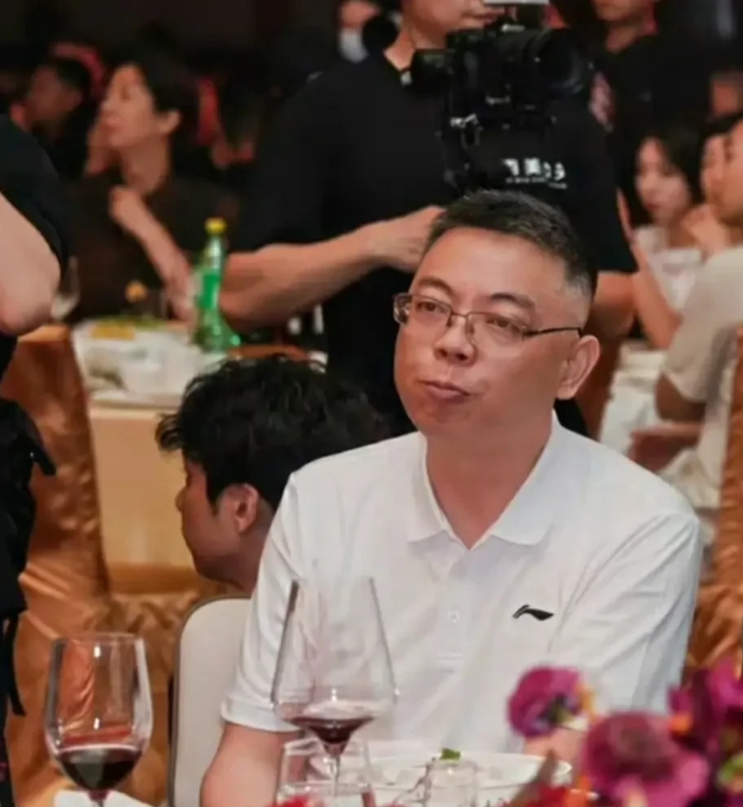 广厦庆功宴大手笔：70桌流水席彰显霸气，71岁楼老板亲倒茅台，李春江笑开颜，方俊尴尬坐角落