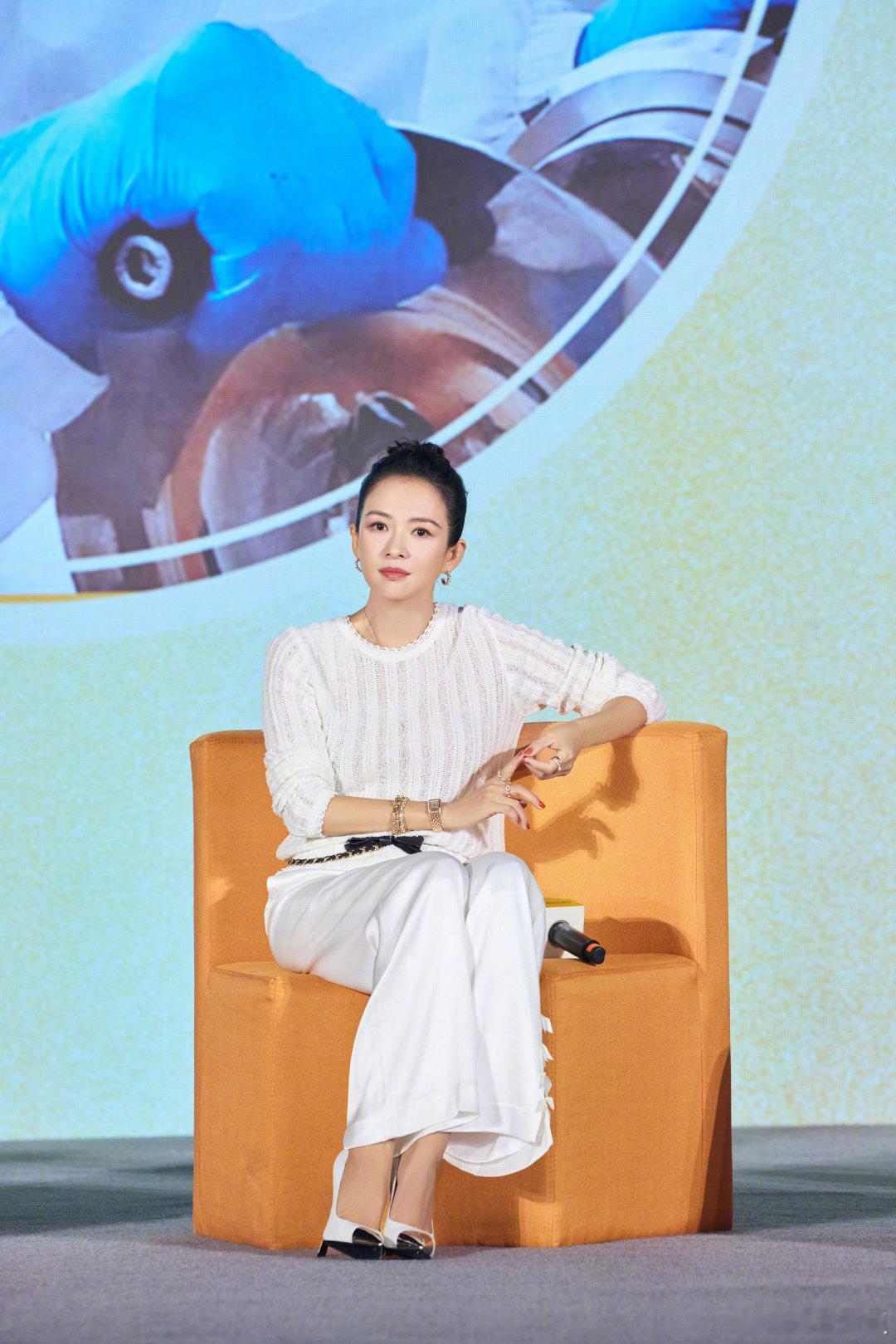 章子怡谈女儿现场落泪章子怡谈及女儿时潸然泪下，展现了她细腻的育儿理念。她坚持不