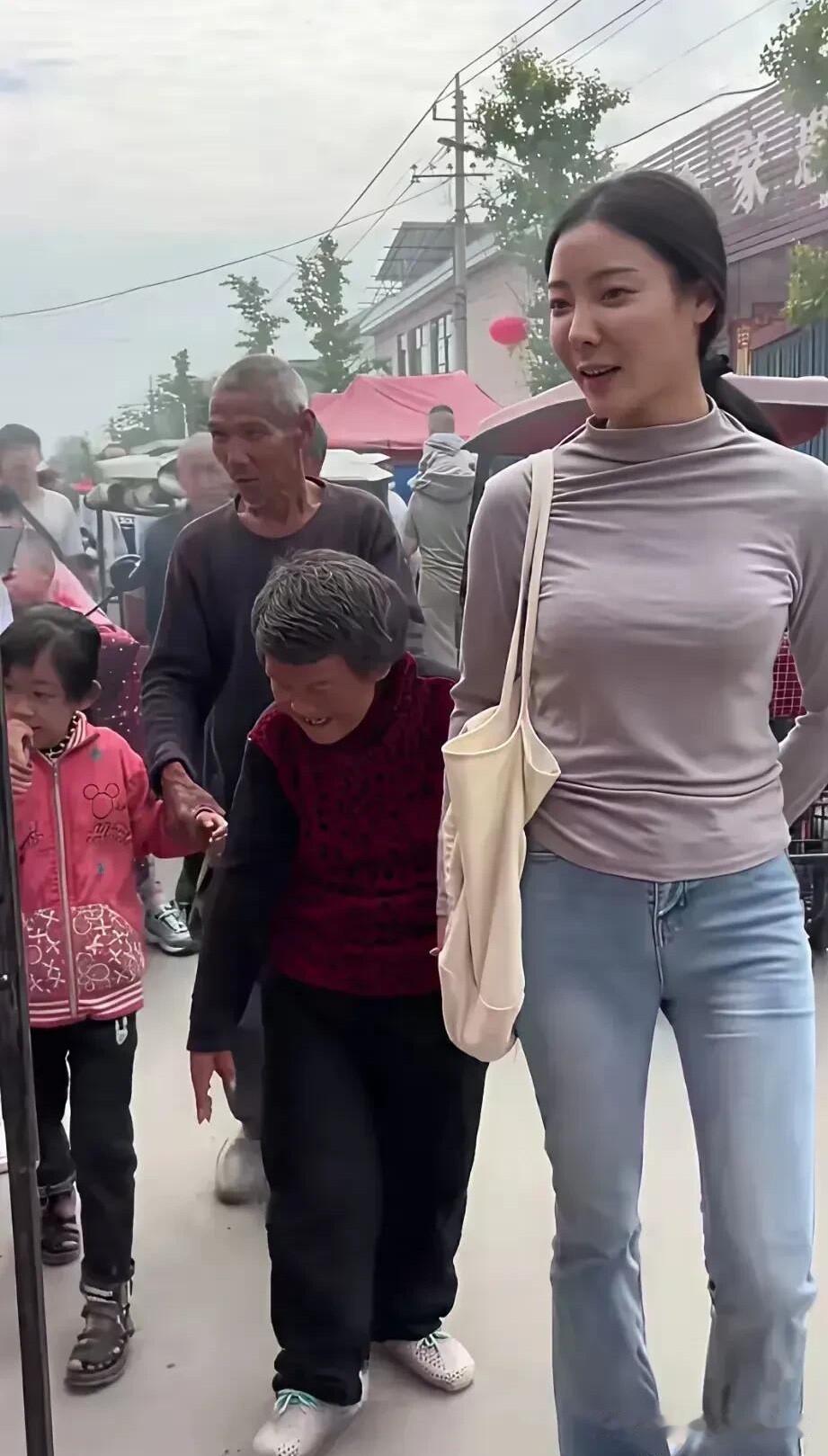 屏幕中看到的女神挺漂亮的，但现实中的她没有化妆，打扮朴实，看着也没有多么的惊艳。