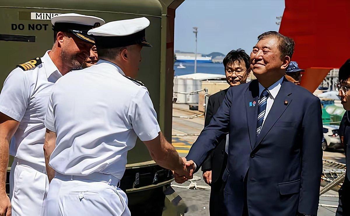 二战胜利80年志之际，日本首相石破茂登上英国航母，趾高气昂的样子，哪里像个战败国