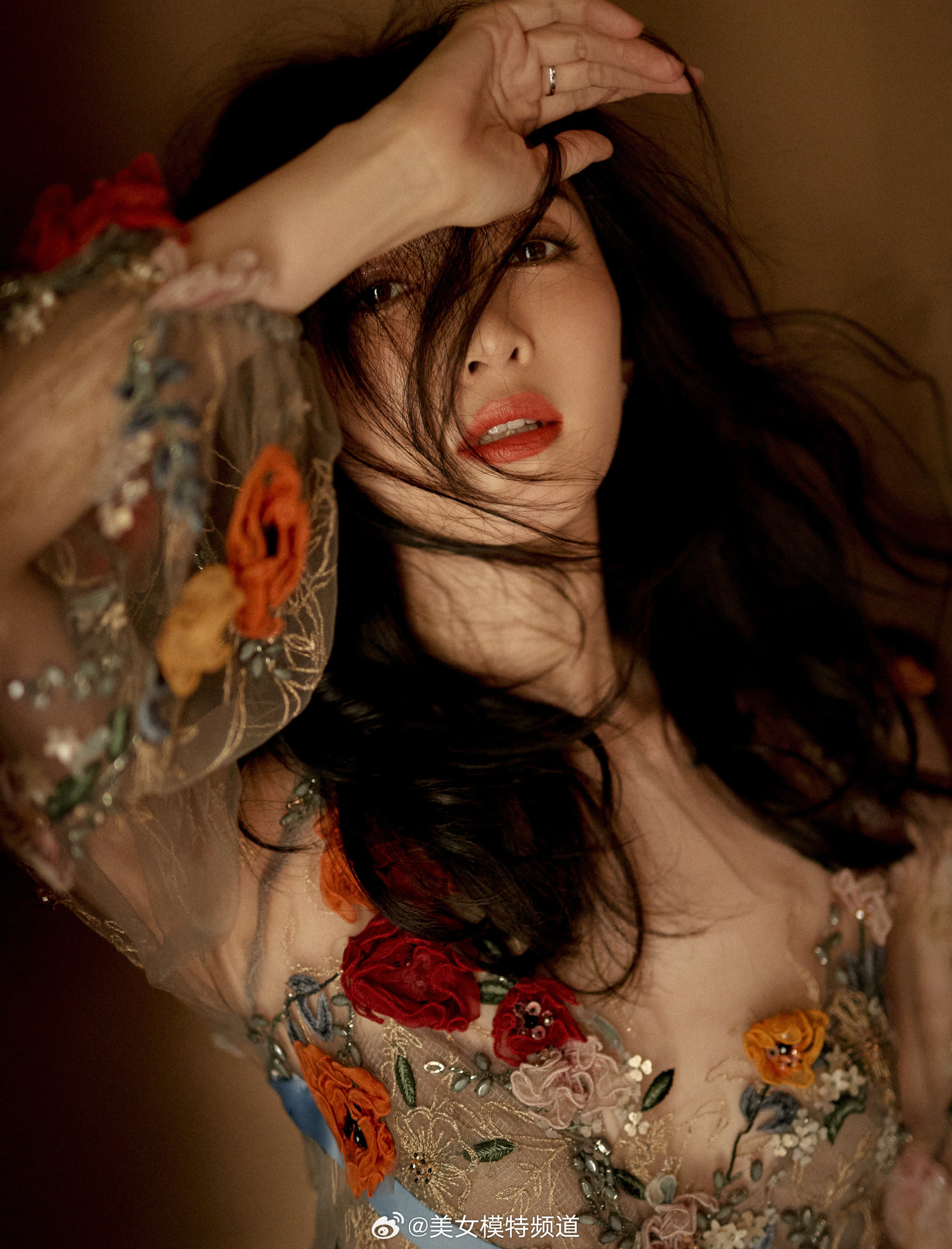 江疏影摇曳生花长裙写真