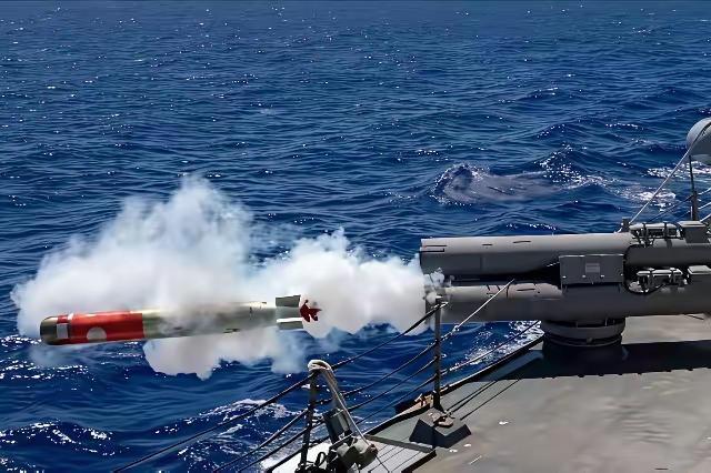 为什么航母怕鱼雷远胜过反舰导弹？航母作为海上巨无霸，十几万吨的体量，装甲厚