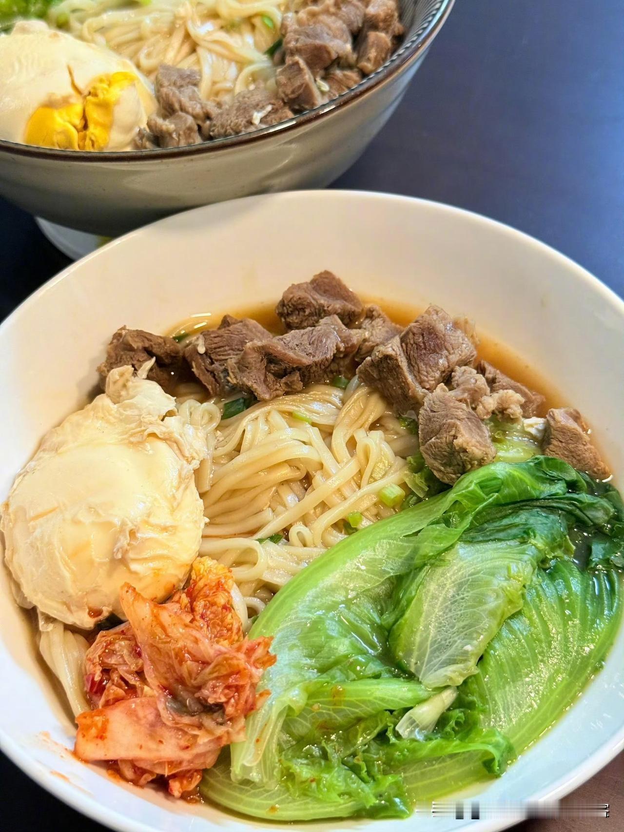 楼下一家牛肉面店我吃了五六年，每次都会加一个煎蛋，有一次我没加，老板煮面的时候随