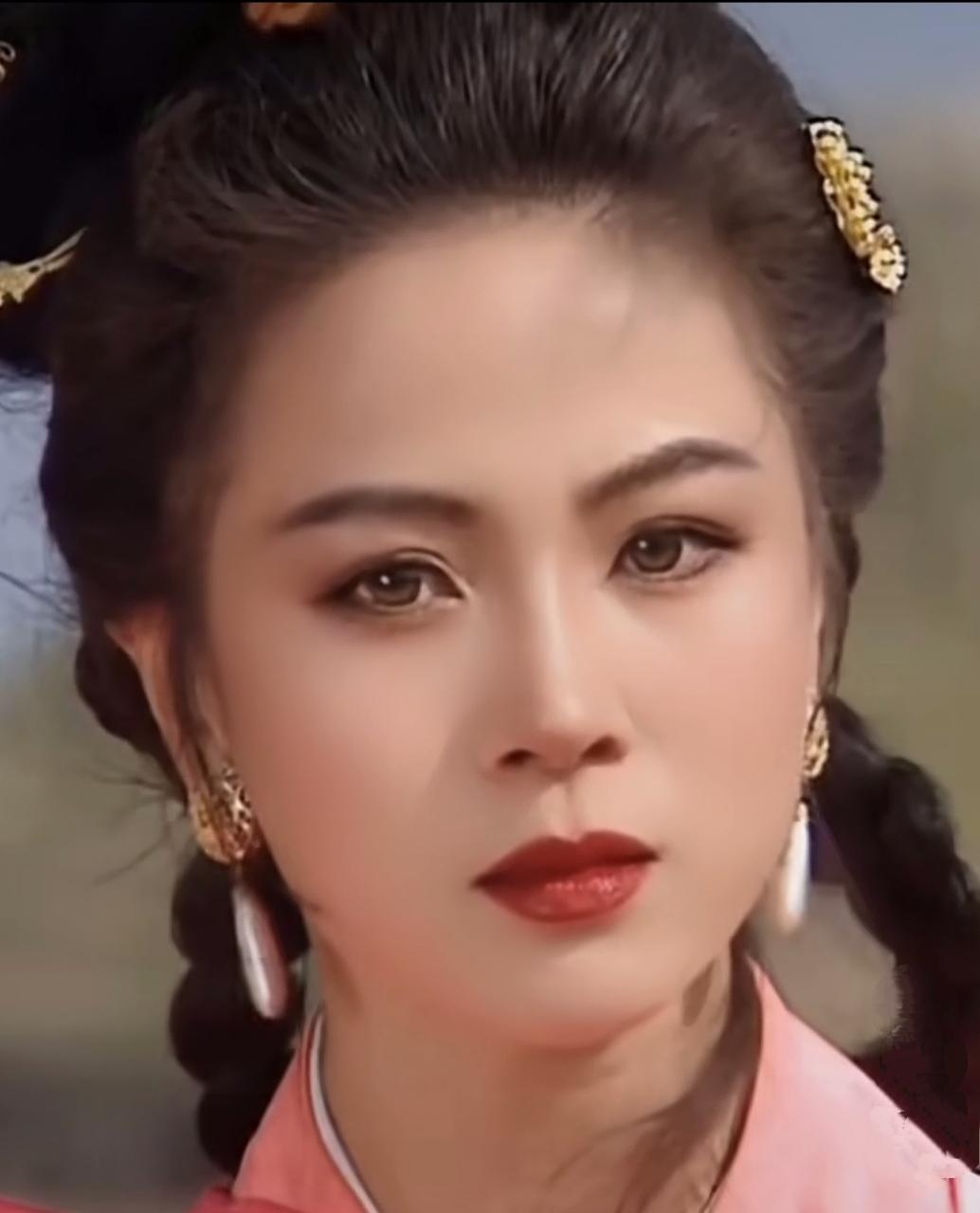 真想不到，重温老三国电视剧时，居然发现最美的不是貂蝉，也不是小乔，而是孙尚香！