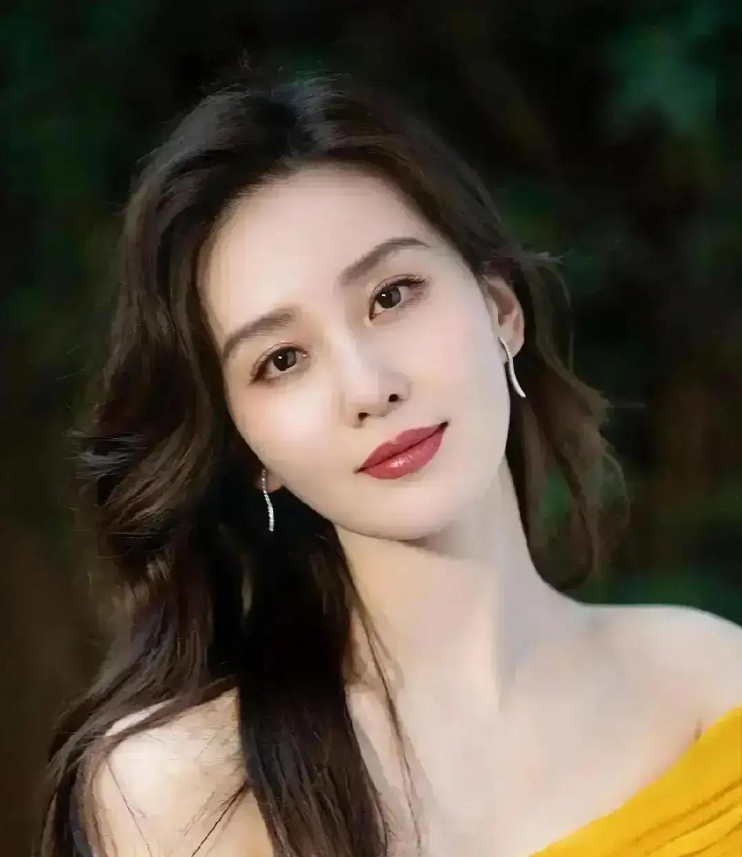 5亿播放，她只用半年刘诗诗最近不演戏，比演戏更赚。稻草熊去年净利润涨35%