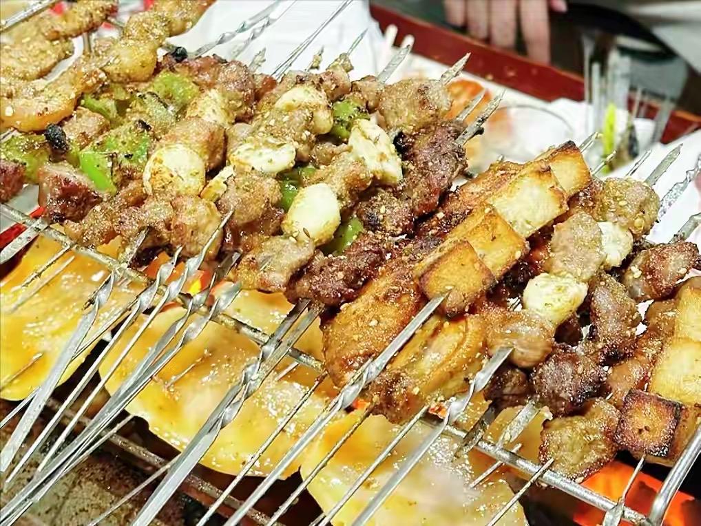 山东淄博“8大地标美食”，你吃过几个1、沂源全羊2、淄博烧烤3、周村烧饼