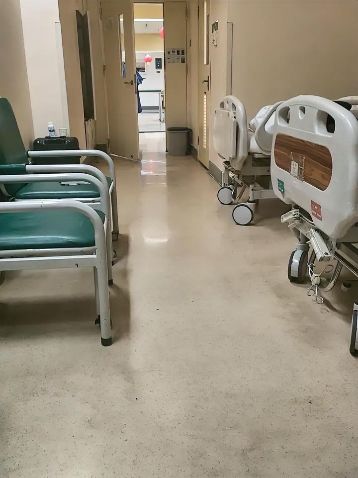 生命何其脆弱，世事太过无常。我们家儿子昨天上午从学校回来时还好好的，如今却躺在