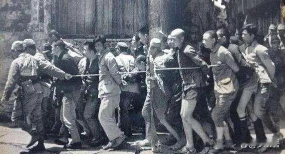 1937年12月，陈德贵趴在死尸堆中，由于脚太冷，动了一下，谁知，恰好被一个日本