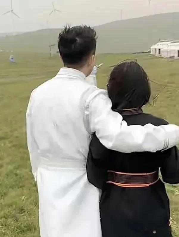 看哭！小玥儿给爸爸质整理衣服，爸爸宠爱腻的眼神看着女儿，这一幕太温馨了，汪小菲
