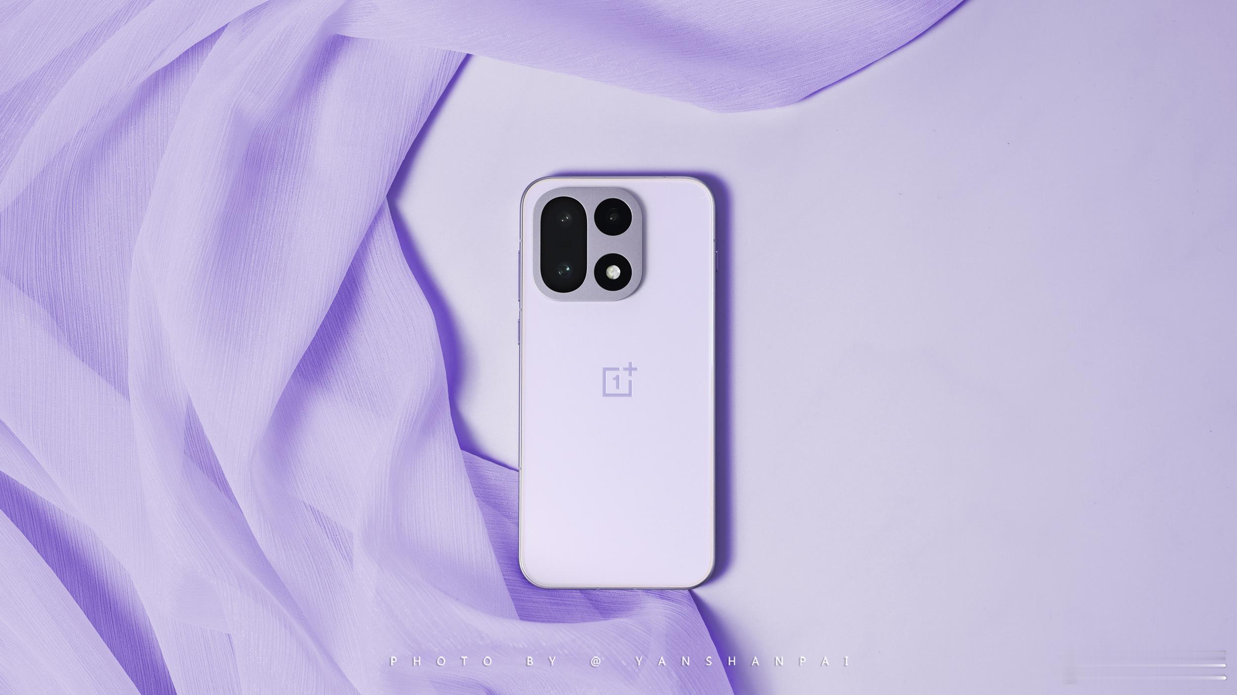 一加15真机实拍图赏来啦～这次我们拿到的是“雾光紫”配色，和“绝对黑”与“原色沙