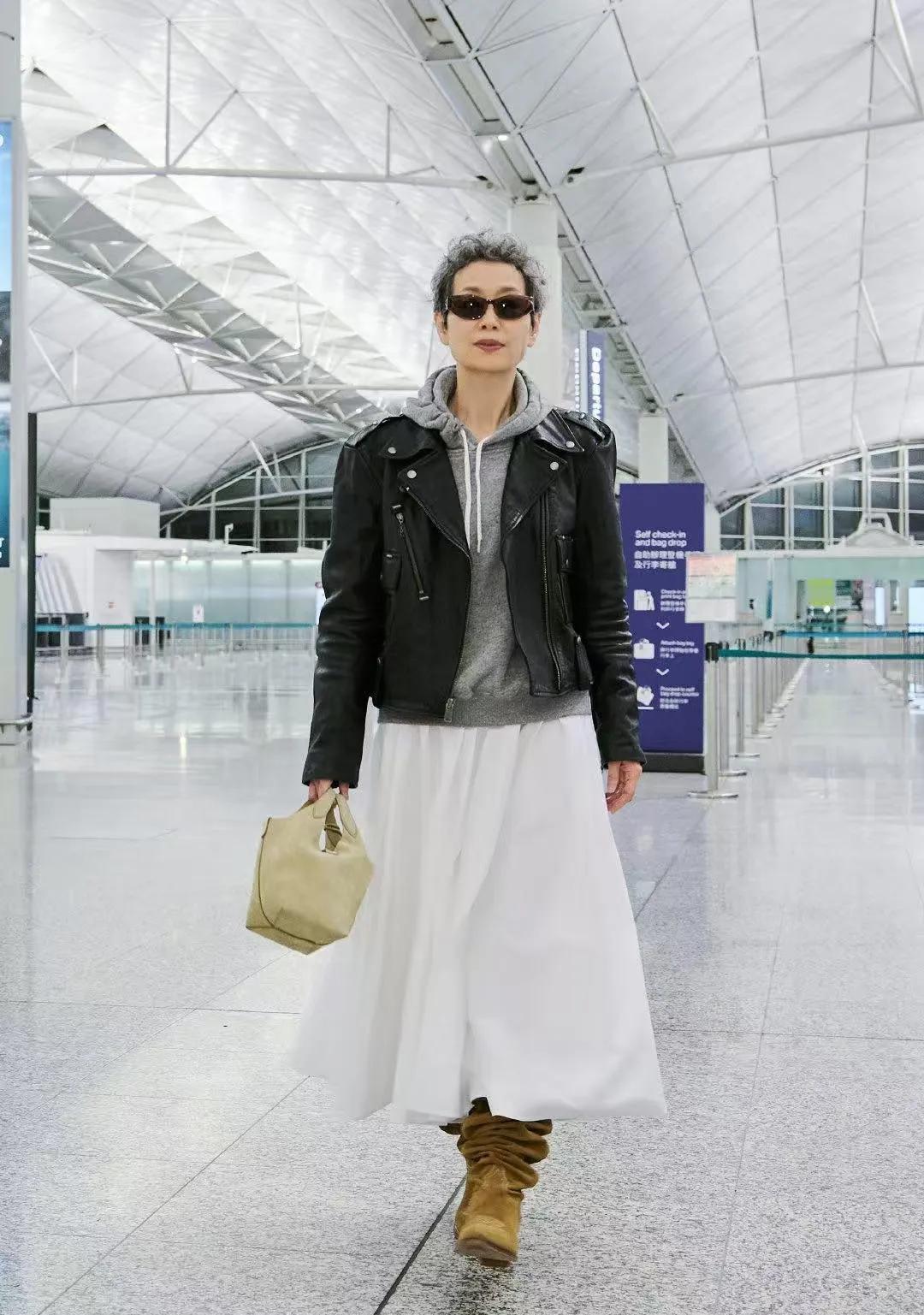 被叶童的老年穿搭狠狠惊艳到！黑色皮衣叠穿灰色卫衣，硬朗中带着休闲感，搭配飘逸小白