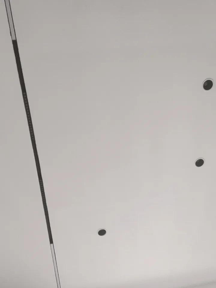 我老公也有一个老同学，他们也经常在微信上聊天。其实也没说什么过分暧昧的话就是每天