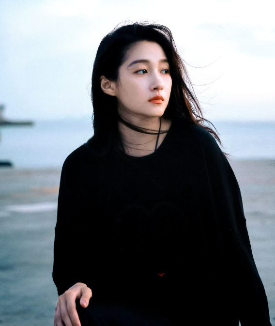 我问老公为什么关晓彤这么大一美女，却是女粉比男粉多？老公回应说，男生会喜欢关晓