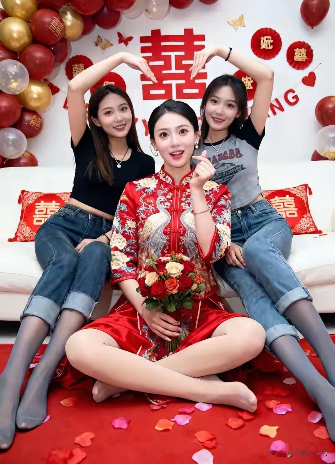 婚礼惊喜，红衣新娘笑靥如花