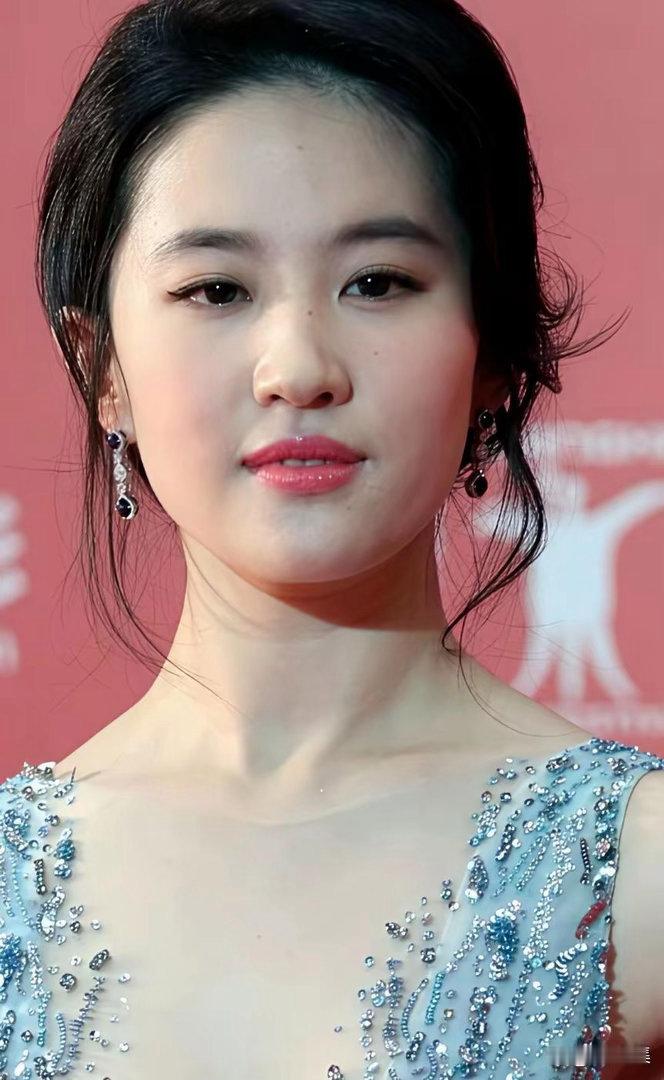 刘亦菲宛如人间仙子，容颜绝美，一眼望去便让人舍不得移开目光。