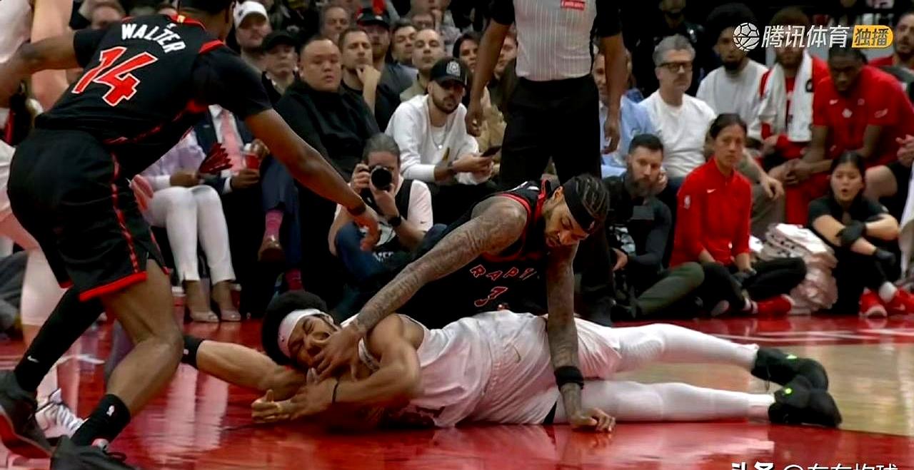 英格拉姆这哥们儿，是真把NBA当武术大会打了？直接上手掏阿伦的鼻孔，画面
