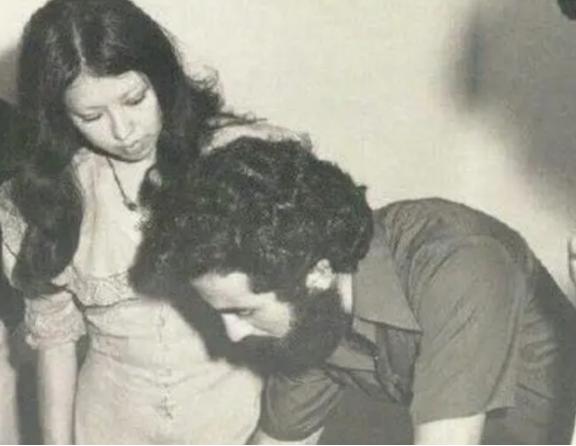 1973年，三毛随丈夫荷西回到婆家，刚一进门就感受到了婆婆的冷淡态度。为了讨好婆