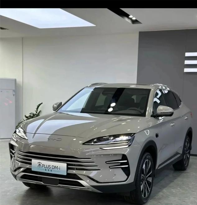 比亚迪宋PLUSDM-i：紧凑型SUV的销量王，核心优势不是配置是“省”比亚迪宋PLUSDM-i在紧