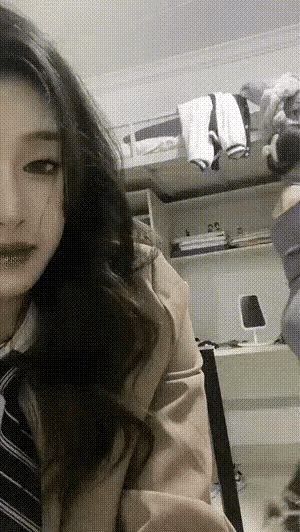 女大学生的青春真好呀。青春美好令人羡慕。基本判定是大专以及三本院校。