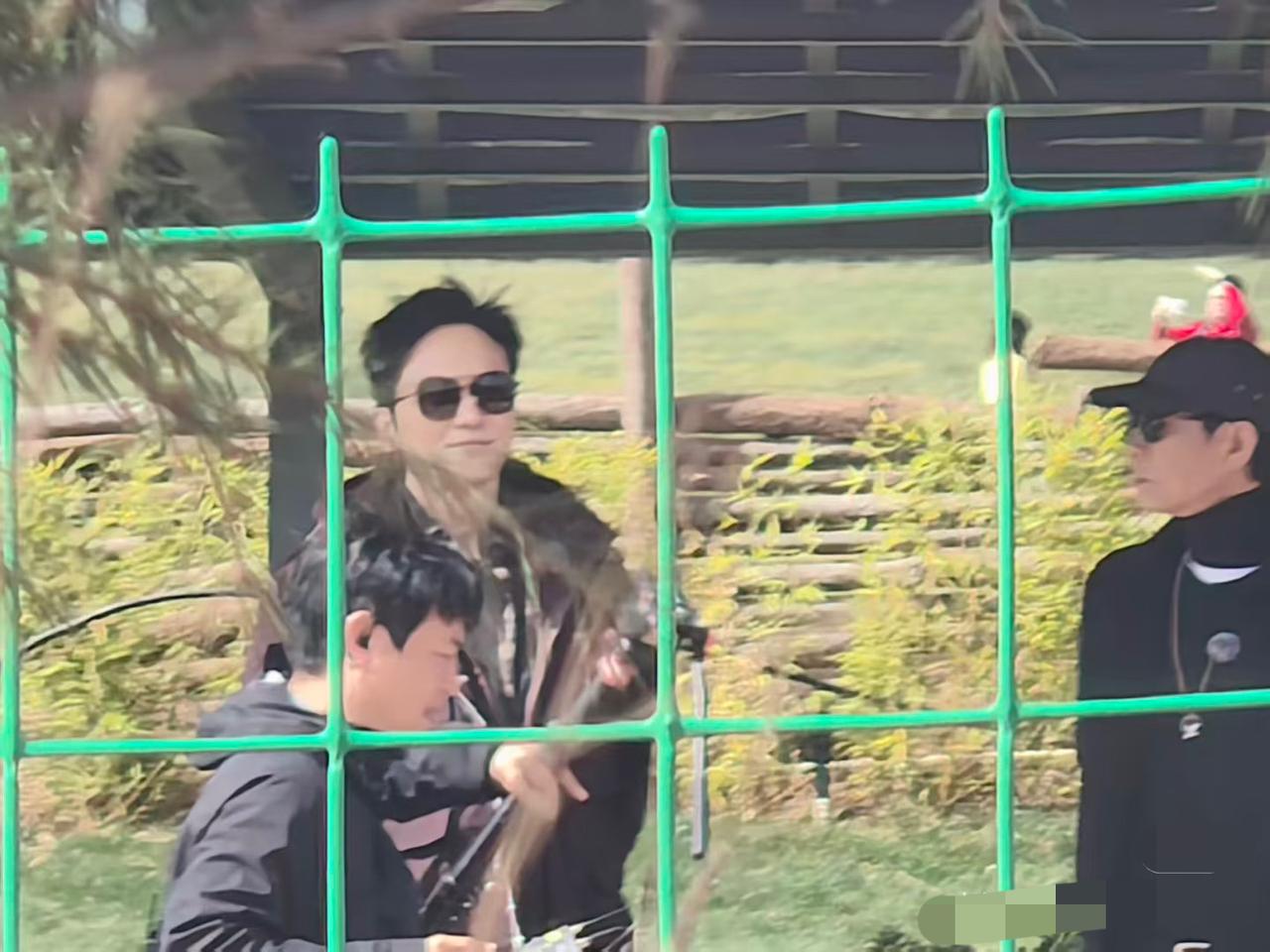 最新路透:陈小春和张智霖竟然是老友记第一期嘉宾!我天,他俩来了。刚刚刷到的视