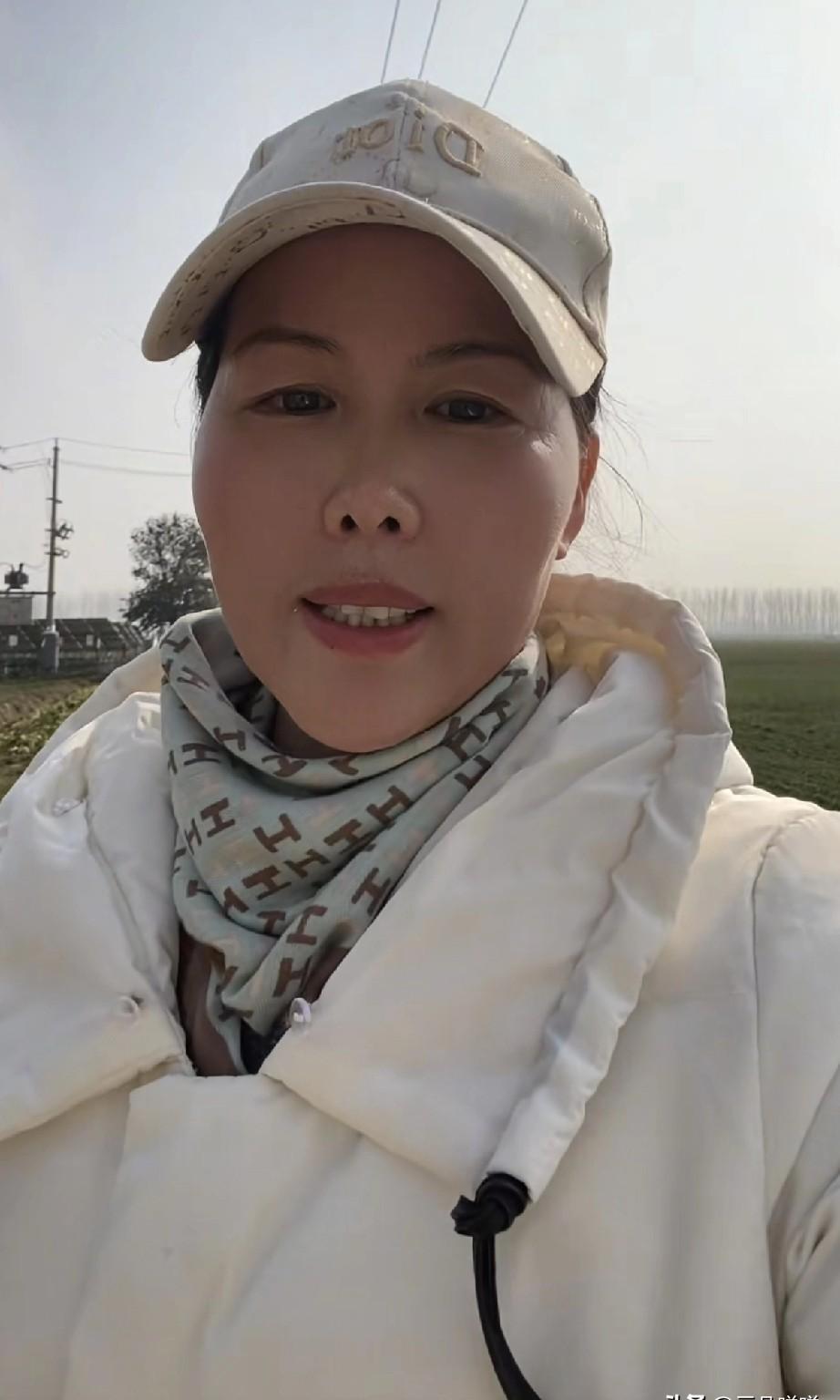 20块钱的帽子，**竟然让一群人集体高潮？**“迪奥阿姨”**？LV围巾？