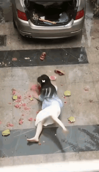 女子真的是“气急败坏”！吃个瓜太不容易了！地板实在是太滑了！刚把西瓜从后备箱抱