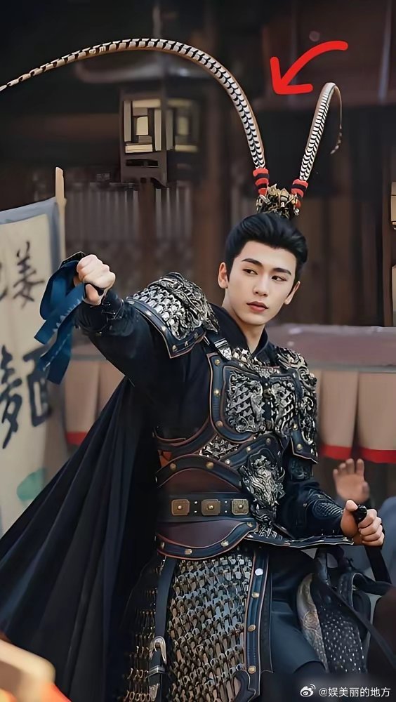 全网都在嘲张凌赫的雉鸡翎，结果扒了半天，这造型居然是他自己抢着要的。一个爱打游戏