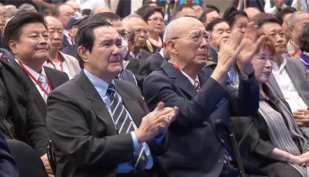 马英九在现场激动落泪。郑丽文发表就职演说时,情绪饱满,令在场党员深感振奋。当她说