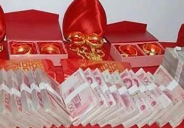 "这个母亲真是人间清醒！"妹妹办完婚礼，30万彩礼刚转到妈妈账户，哥哥就立刻打起