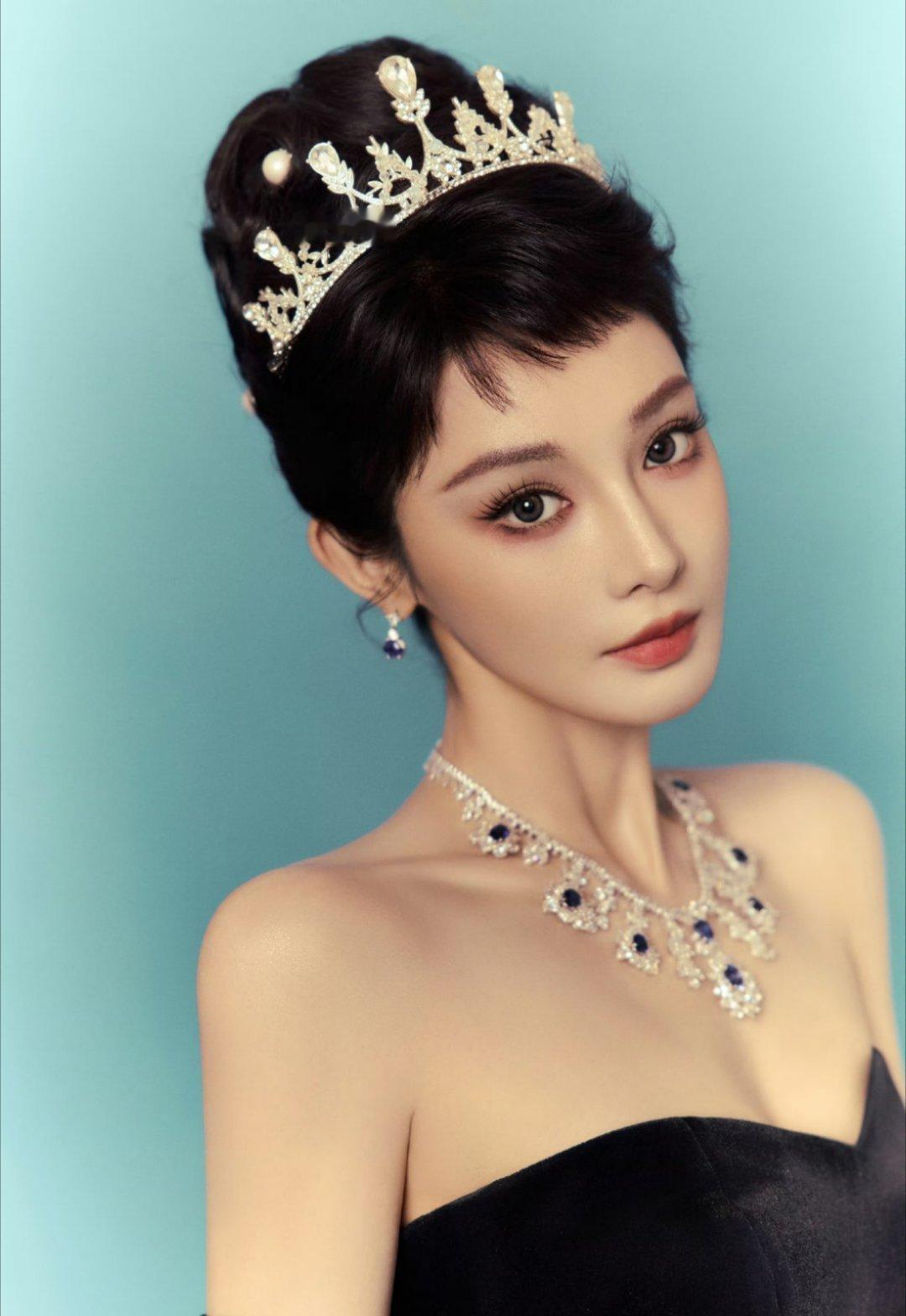 彭小苒你好像一只高贵的孔雀🦚，复古赫本公主风～驾驭的很完美，这个造型！！