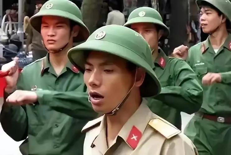 越南的绿头盔原来里边还有电风扇，这个绿头盔看来价值不浅，我们以为就是一个普通的塑