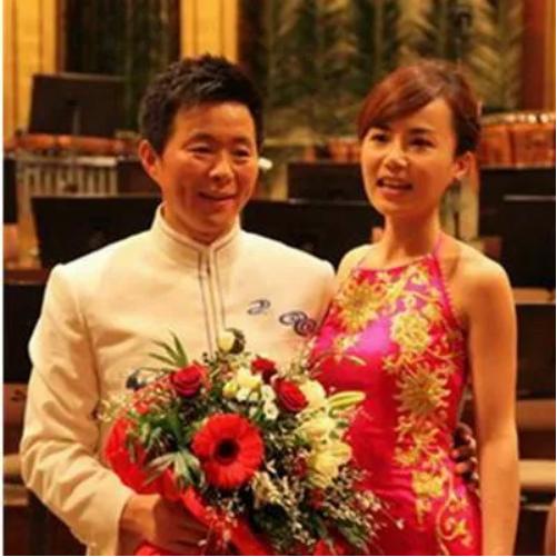 🌞2008年，歌唱家王宏伟40岁还没有找到另一半，有一次去新疆演出，一位老