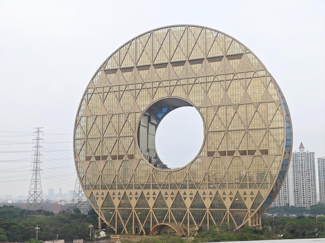 开车走广州环城高速，到芳村东洛围附近，都会忍不住看一眼广州“大铜钱”，还是那么吸