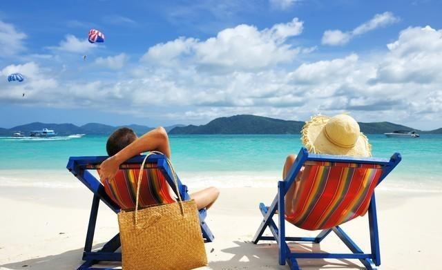 为什么泰国人这么爱买黄金？要是你在泰国开车，远远看到路边立着块巨大的金价牌，千万