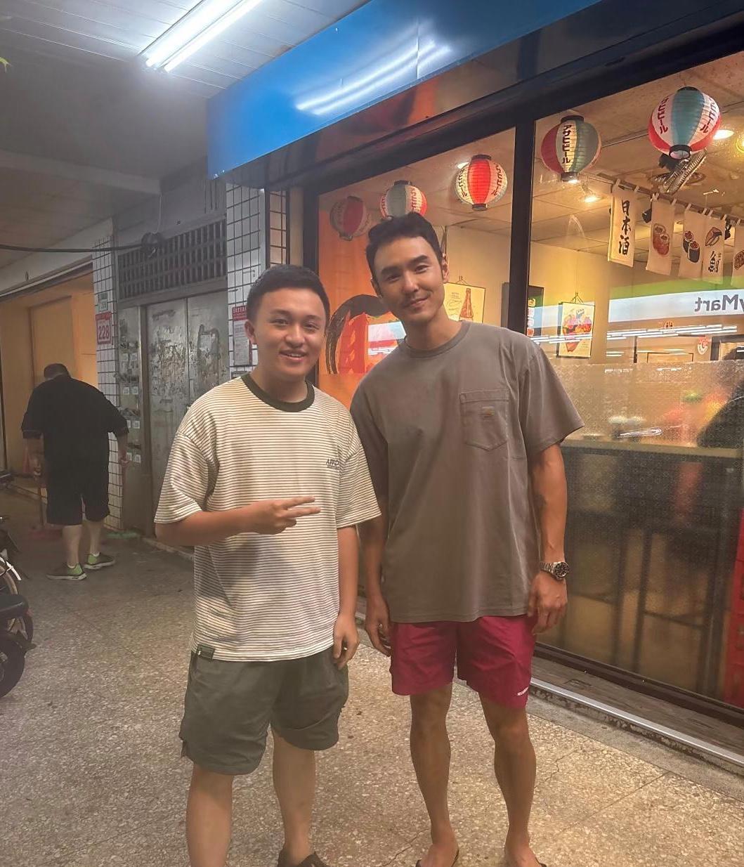 阮经天现身街头被偶遇，他穿着休闲服，脚踩人字拖，到一家餐厅吃日式料理。他的身材看