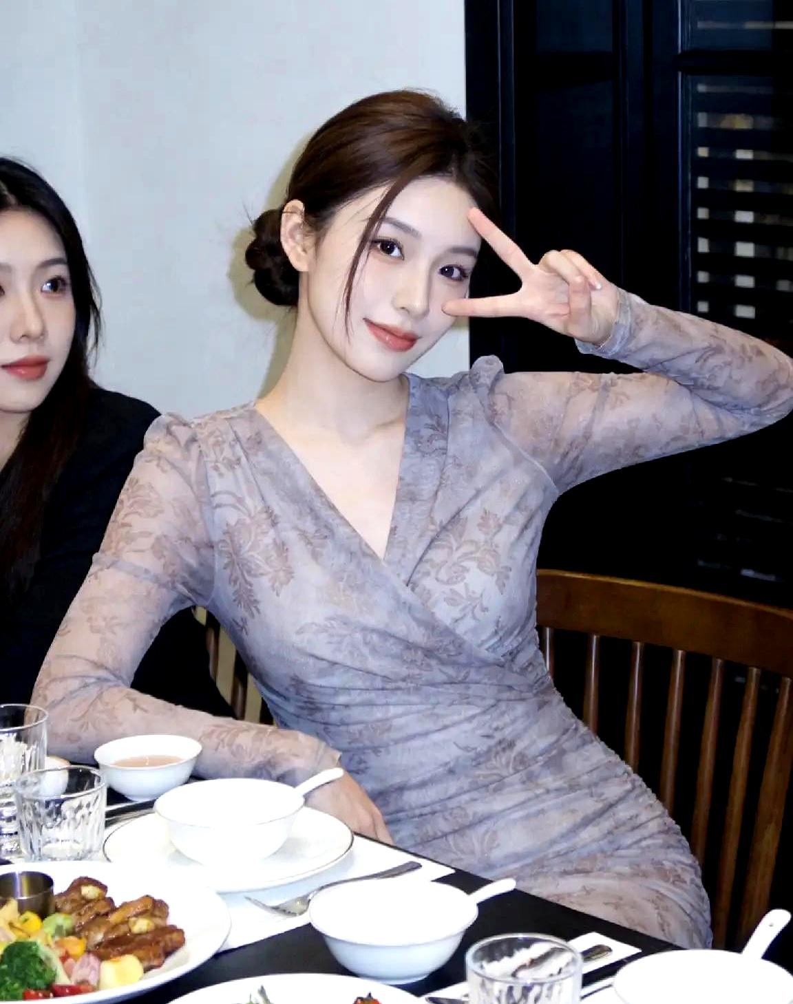 结了婚有点姿色的女人，外面诱惑真不少，说白了就是有人献殷勤送礼物，暧昧短信时不时