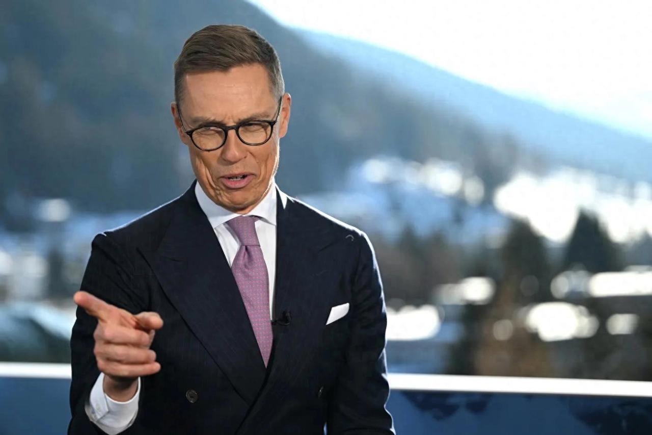 这回算是彻底摊牌了，芬兰总统斯图布的一番大实话，直接把欧洲所谓的“防务自主”底裤