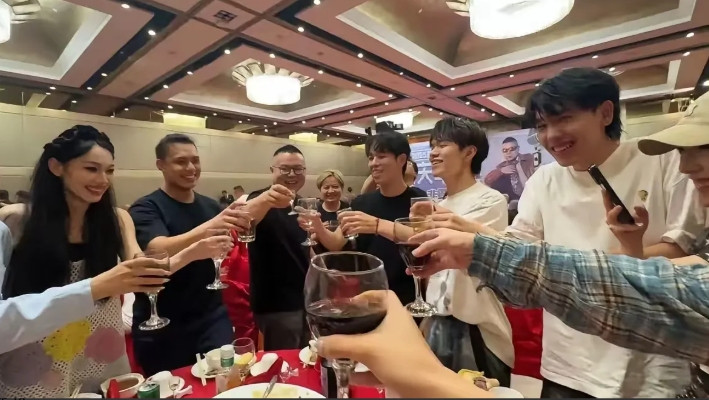 一巴掌打醒岳云鹏的郑敏，演唱会后挨桌敬酒，这才是真正的贤内助岳云鹏演唱会成功
