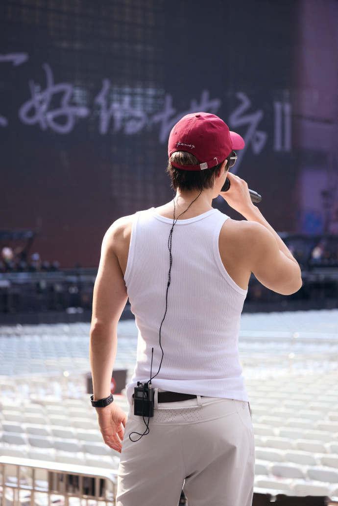 王力宏就这样going我王力宏肌肉线条很juicy很难不反复回看这段舞台，王力宏