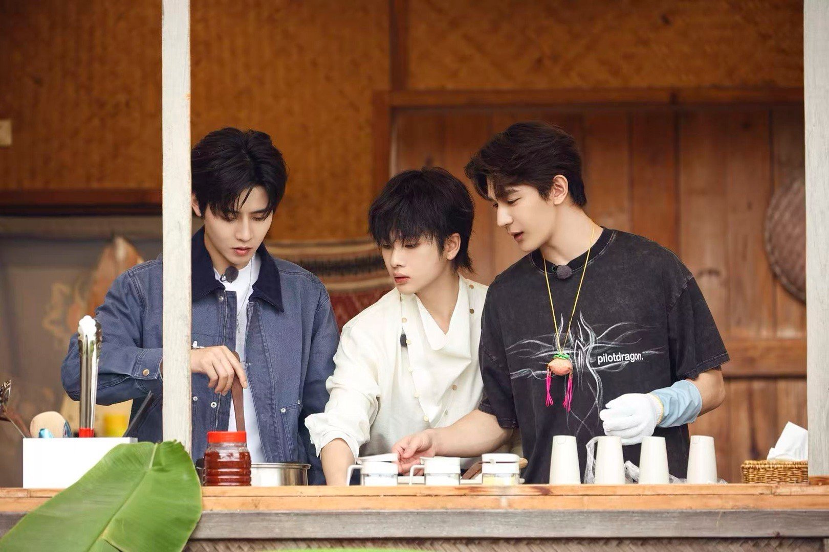 任豪是R1SE厨师长任豪厨艺统筹双开挂！川渝男人做菜自带光环，切菜调味掌勺全精