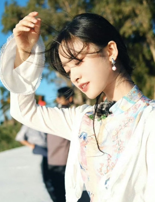 沈月真的太美了！真的不是漫画里走出来的美少女吗，呜呜呜海霞和晚风适配度好高！