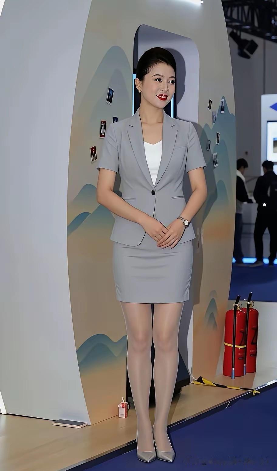 浅灰职业套裙，职场氛围感拉满。