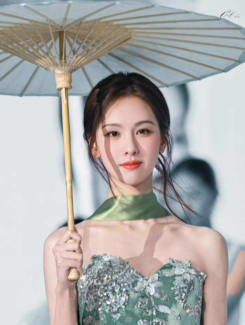 再也不能说字如其人了，陈都灵的字真的很一般啊，一点也不像是大美女的字。她本人看着