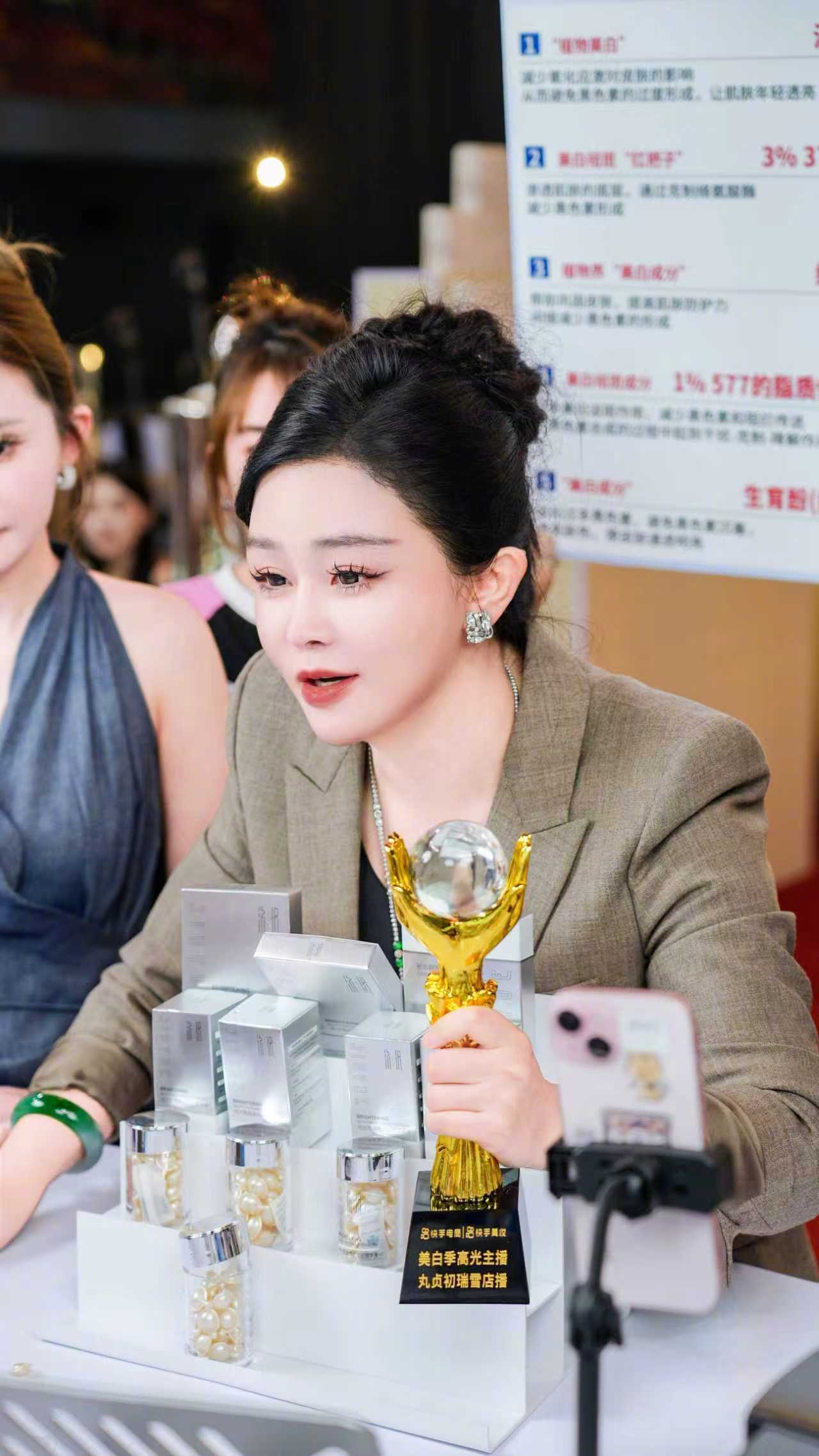 初瑞雪正式接棒辛选8月29日上午10点，初瑞雪开启接管辛选集团后的首场直播。从幕